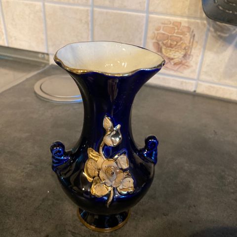 Fin  porselensvase i blått og gull
