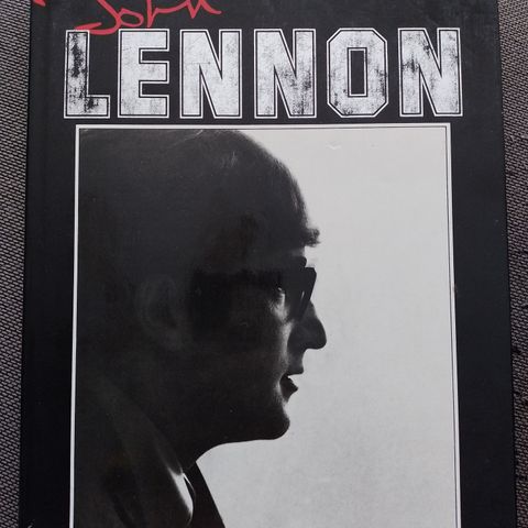 JOHN LENNON - Dezo Hoffman