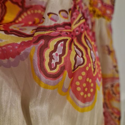 Unik og nydelig kjole fra Ana Alcozar i 100% silke