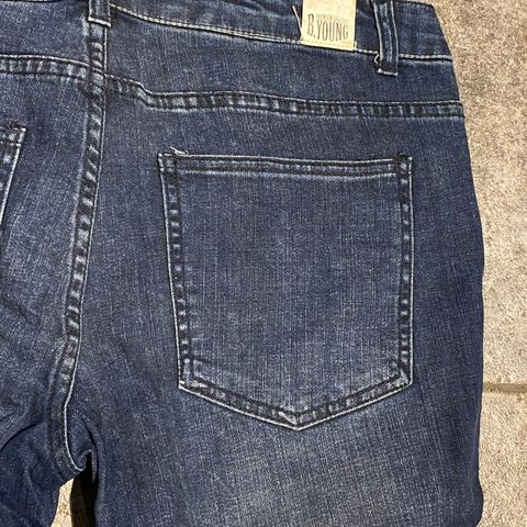 B. Young jeans, 33x34(31)