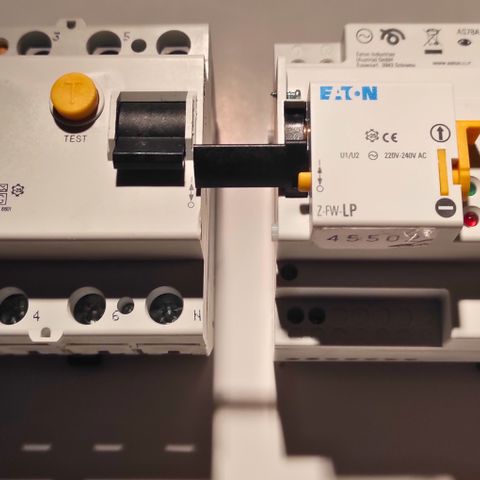 UBRUKT - Jordfeilbryter, automatisk gjeninnkobler, termostat, sikringer ++