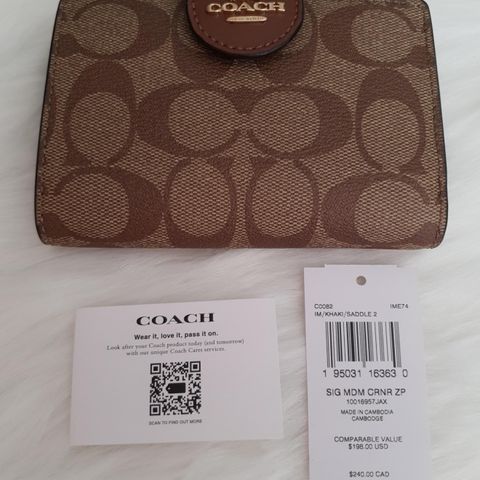 Coach C0082 Medium Corner Zip Wallet