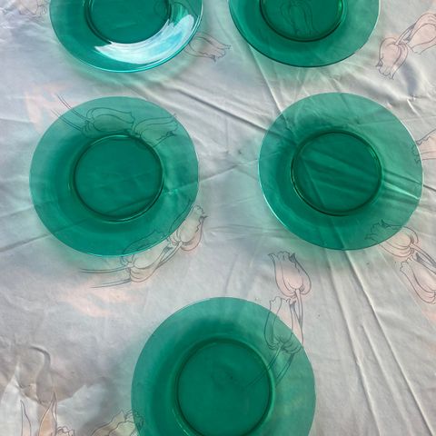 Grønne asjetter i glass
