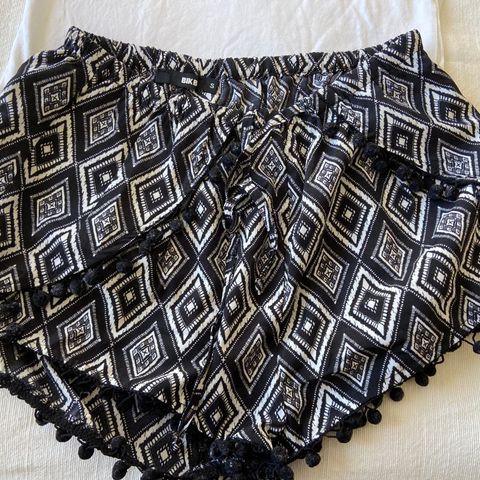 Shorts BIKBOK str S i svart/hvitmønstret og T-skjorte hvit H&M str S