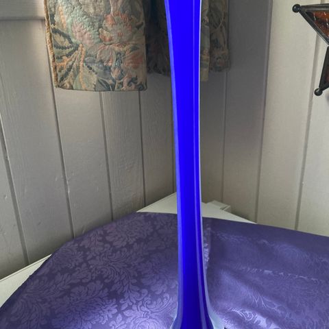 Høy smal glassvase i blått