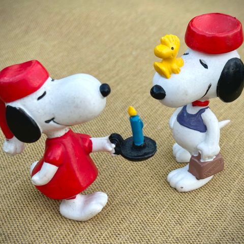 To sjeldne Snoopy-figurer i plast