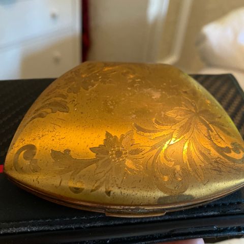 Vintage Elgin American "U.S.A." Clamshell Gold Flowers Powder Compact 1940'S