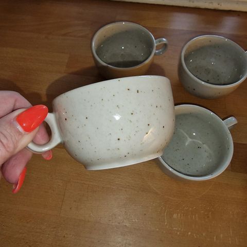 6 kopper i porselen /keramikk Lilien