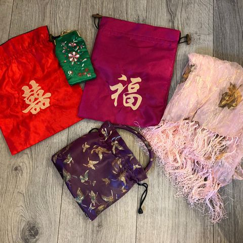 Diverse kinesiske silke ting - 100 kr