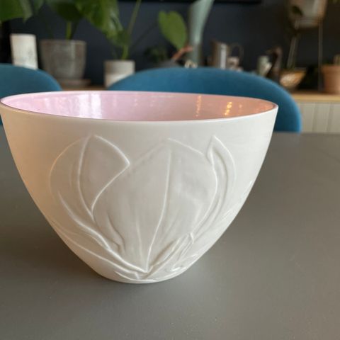 Nydelig skål med lotus-motiv