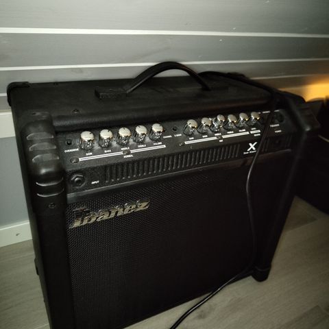 Ibanez tbx65r gitarforsterker med pedal