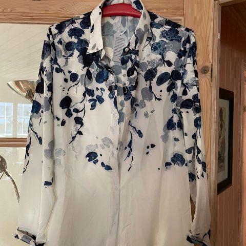 Hvit skjorte med blått mønster. Str. XL
