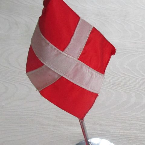 Bordflagg - norsk.  Øl-flasker. Flaske med hank. Dansk bordflagg.