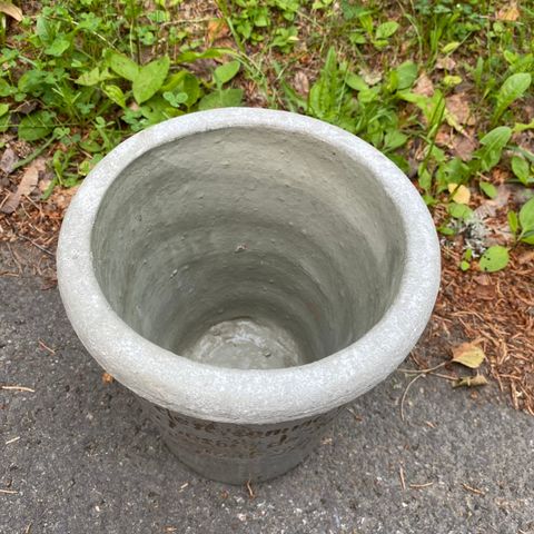 Grå keramikk potte / potteskjuler, lite brukt