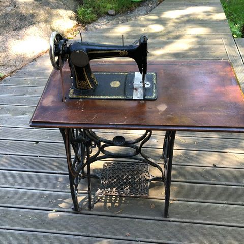 antik symaskin med bord og fotpedal