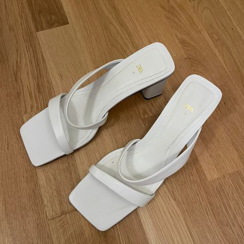 Hvite høyhælte sko fra Zara Strl. 41