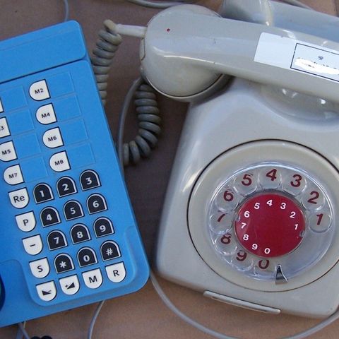 2 Gamle Telefoner 70 - 90 Tallet