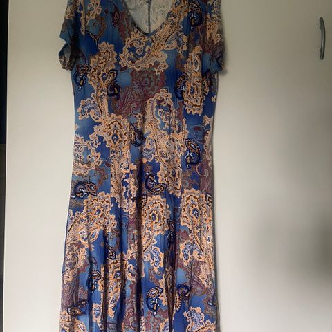 Blå kjole med paisley mønster