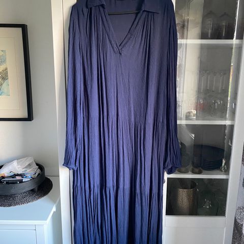 Mørke blå legglang kjole i krinklet viskose