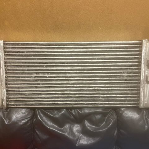 intercooler fra Actros lastebil. (Korta ned)