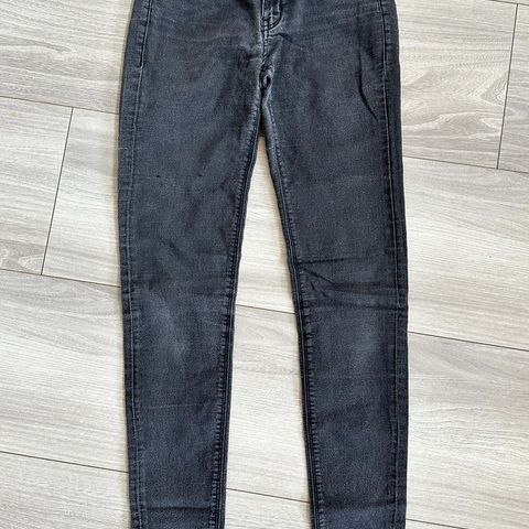 Divided jeans str 36, svarte med stretch