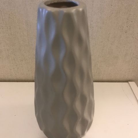 Grå keramik vase . 21 cm. høy. Hel og fin.