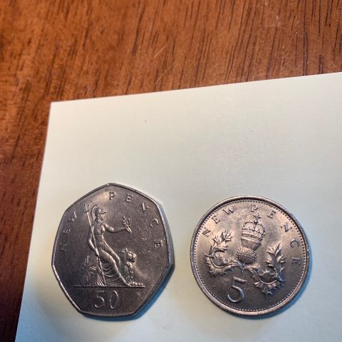 2 stk Britisk mynt :50 New Pence 1976 og 5 New pence 1970