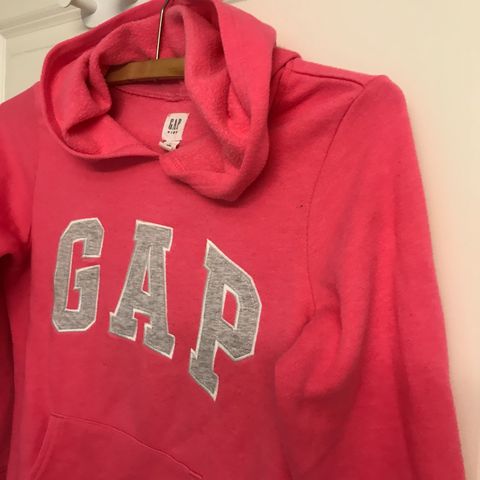 GAP. Lun og fin rosa hette genser. ca.10 år.  Pent og lite brukt..