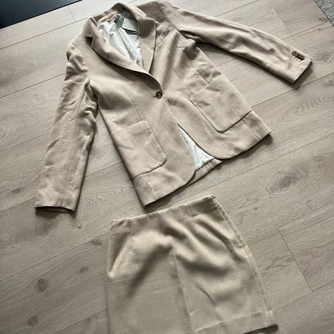 Beige ubrukt  blazer og skjørt