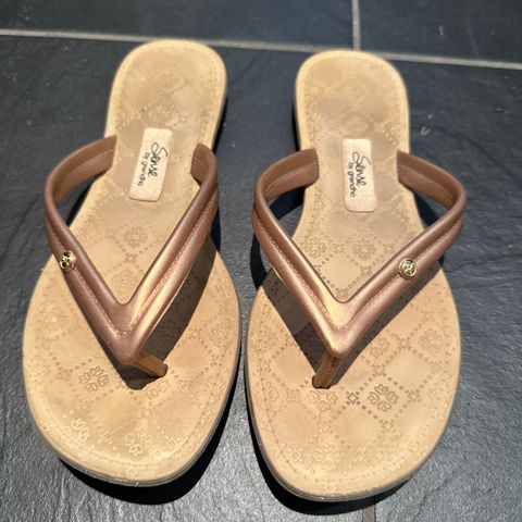 Flotte flip flop sandaler med myk og god såle - gullfarge str 37