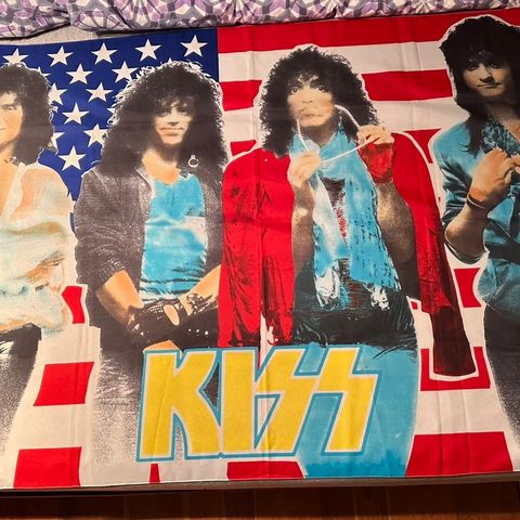 Kiss banner