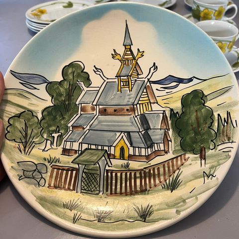 Stavkirke Arol Halden keramikk 28 cm pyntefat retro