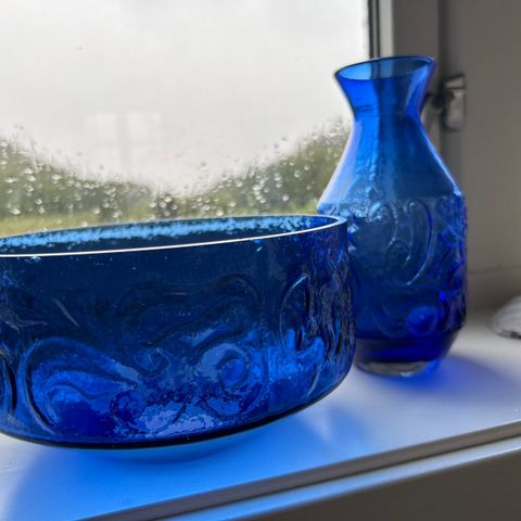 Blomstervase og skål i nydelig blått glass