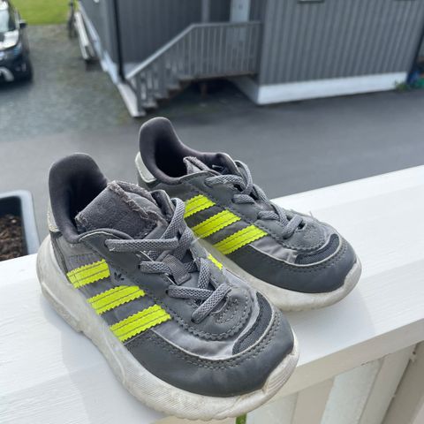 Adidas sko str 23,5