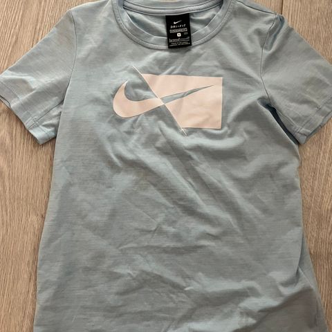 Nike t-shirt str 128-137