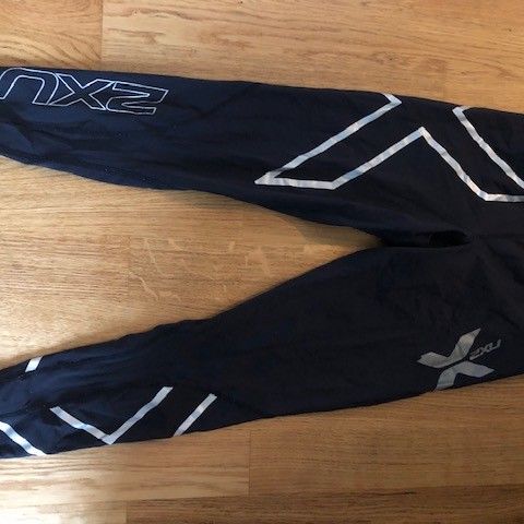 2XU tights str. s (les teksten)