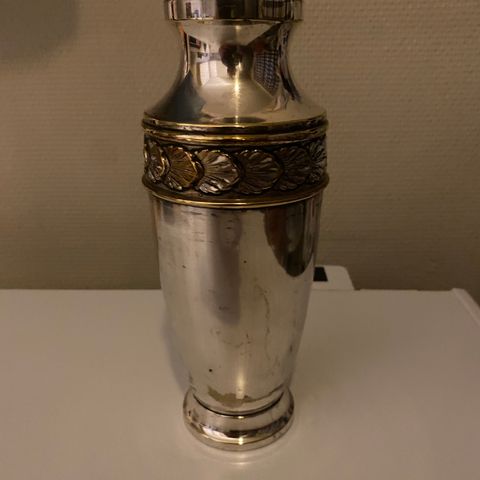 Dansk sølvplett vase med noen små bulker selges