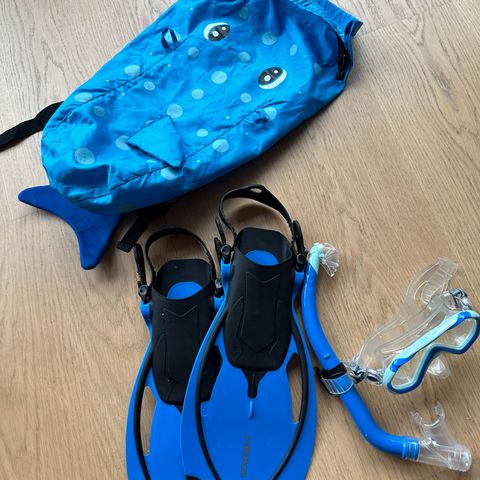 Ferie? Ny pris 800kr selges 399,-kr Snorkel, maske og svømmeføtter,  32-37 + BAG