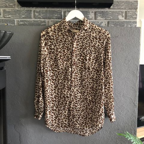 Leopard mønstret skjorte, Tynt, mykt og luftig stoff, Som ny. Str. XS