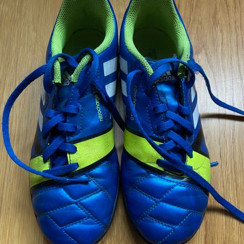 Adidas fotballsko str 35,5