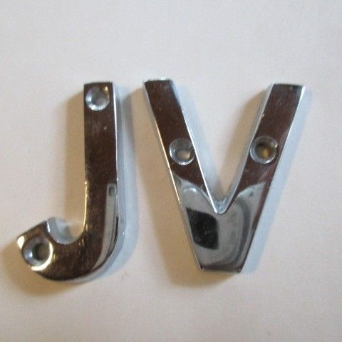 2 bokstaver (JV) i metall - ca 3,8 cm høye