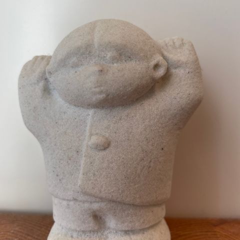 Marbell stone art Belgium - hvit steinfigur gutt