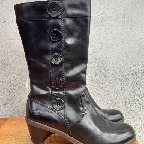 Dr. Martens (str. 40)