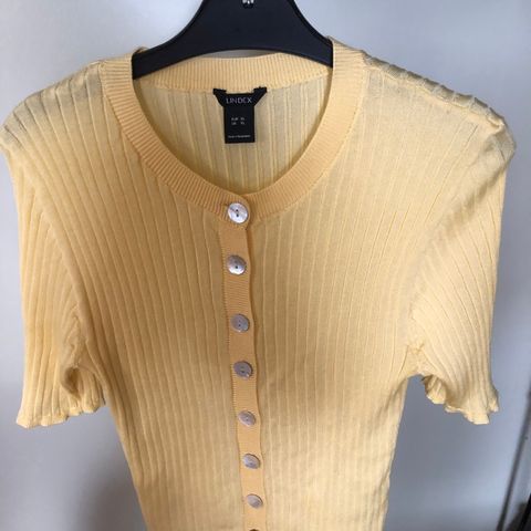 Gul topp/genser med knapper fra Lindex, sommertopp