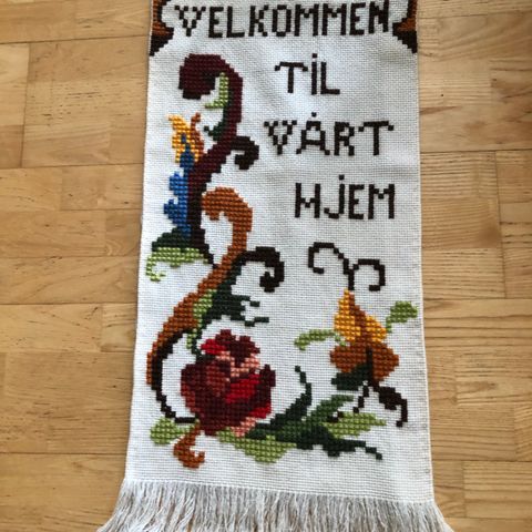 Brodert åkle / veggbilde med teksten " Velkommen til vårt hjem"