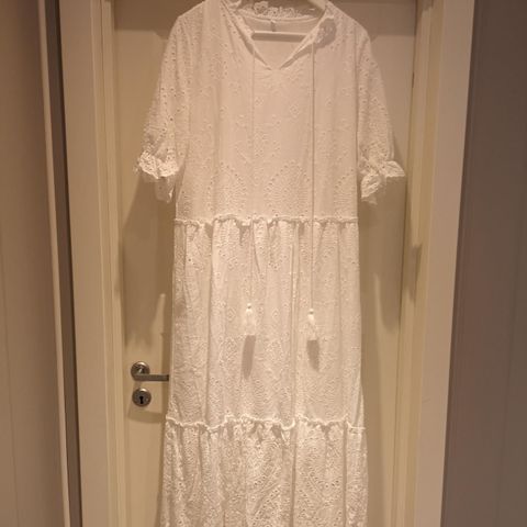 Nydelig hvit kjole