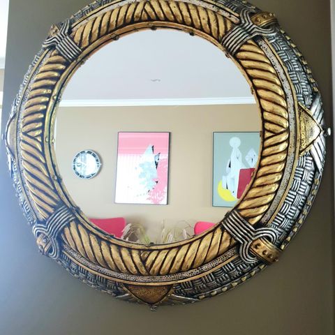 Stilig fint rund gul farget vintage speil i fint stand