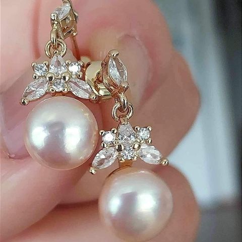 Øredobber med ekte perler og krystaller.