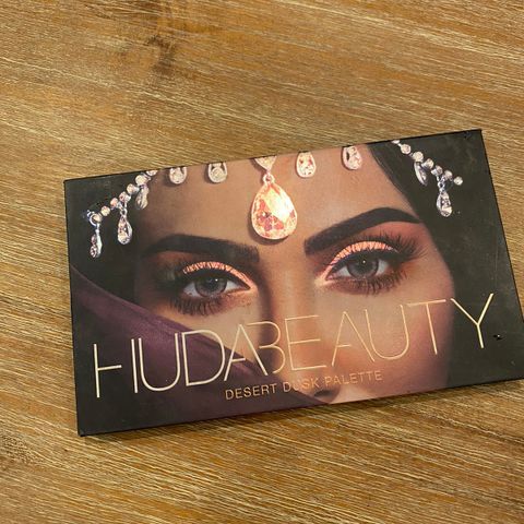 Sminke palett  Huda Beauty