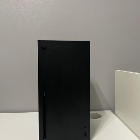 Xbox Series X med Halo Infinite og GTAV